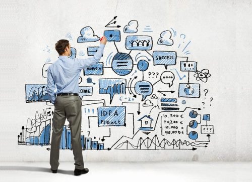 Pessoa avaliando informações para se colocar em um plano de negócios