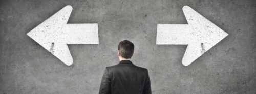 Homem olhando para duas setas, indica as duas opções entre Inovacred e MPME