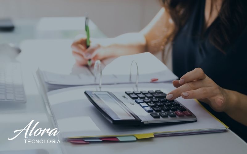 Pessoa calculando se vale a pena ou não uma assessoria crédito inovação