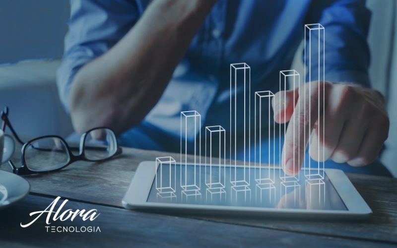 Pessoa analsando como funciona o financiamento para inovação tecnológica