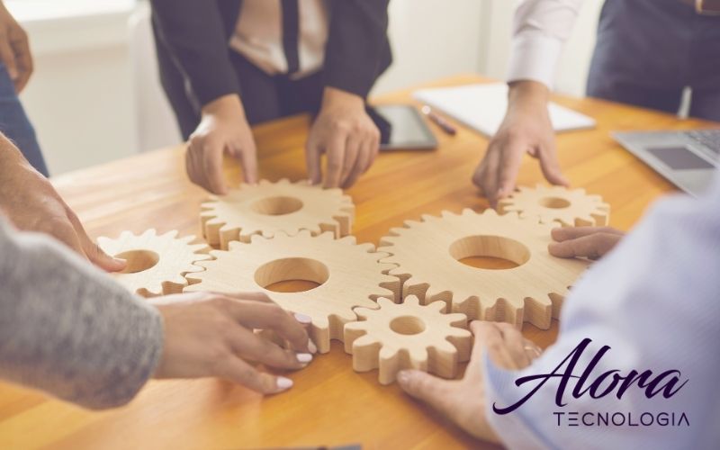 Pessoas avaliando se a Finep para empresas de tecnologia possui boas opções