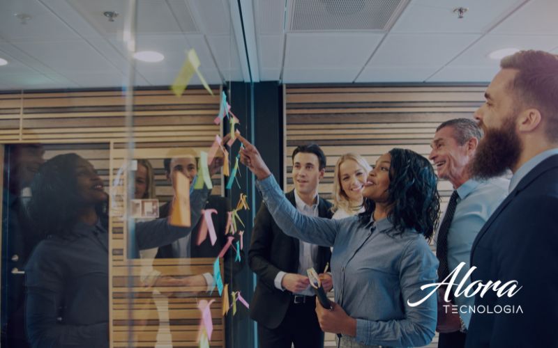 Equipe corporativa analisando edital do programa Finep Mais Inovação com documentos técnicos e planejamento de projeto inovador