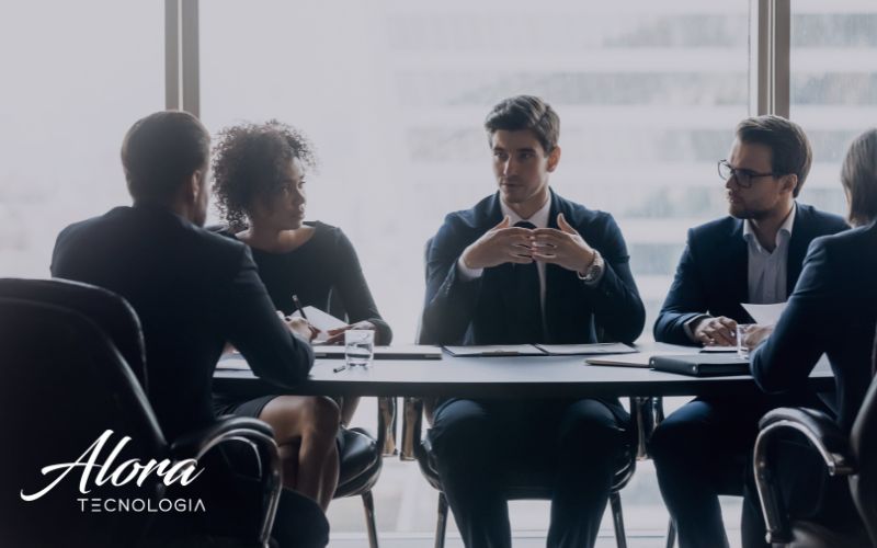 Executivos analisando projeto de inovação com gráficos financeiros, representando financiamento pelo FINEP Inovacred 2026